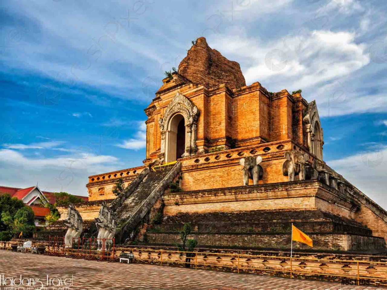 Viếng thăm chùa Chedi Luang trong tour du lịch Thái Lan