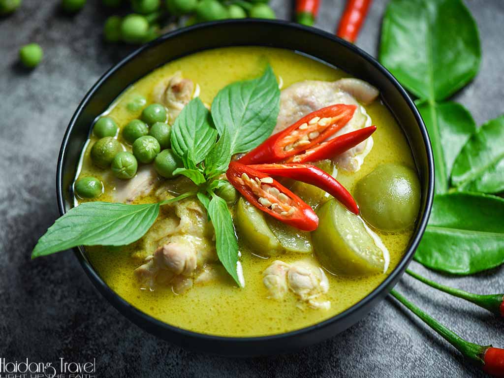 Đi du lịch Thái Lan thưởng thức gà nấu cà ri xanh