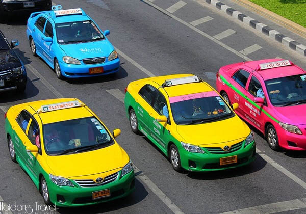 Đi taxi trong tour du lịch Thái Lan