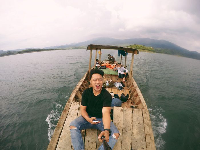 Đi thuyền ngắm toàn cảnh vẻ đẹp của hồ Tà Đùng