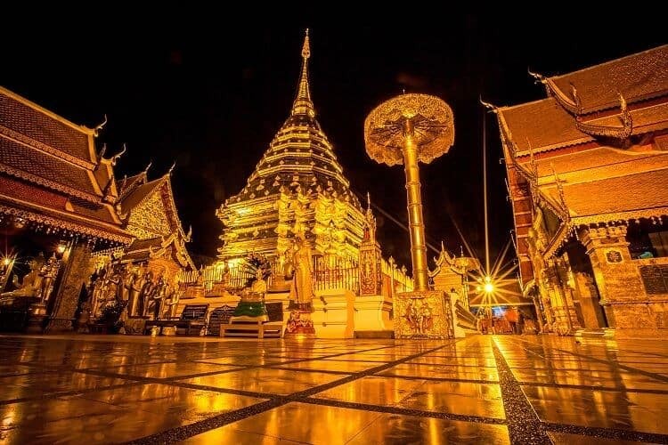 Chùa Wat Phrathat Doi Suthep về đêm