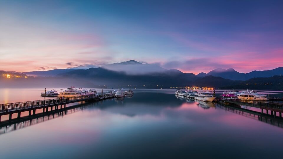 Hồ Nhật Nguyệt (Sun Moon Lake)