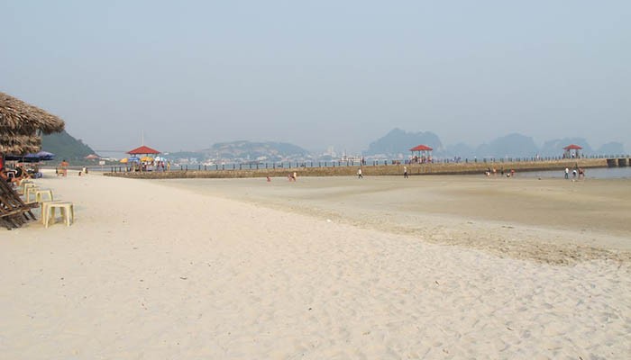 Bãi biển hoang sơ cát trắng mịn tại Bãi Cháy 