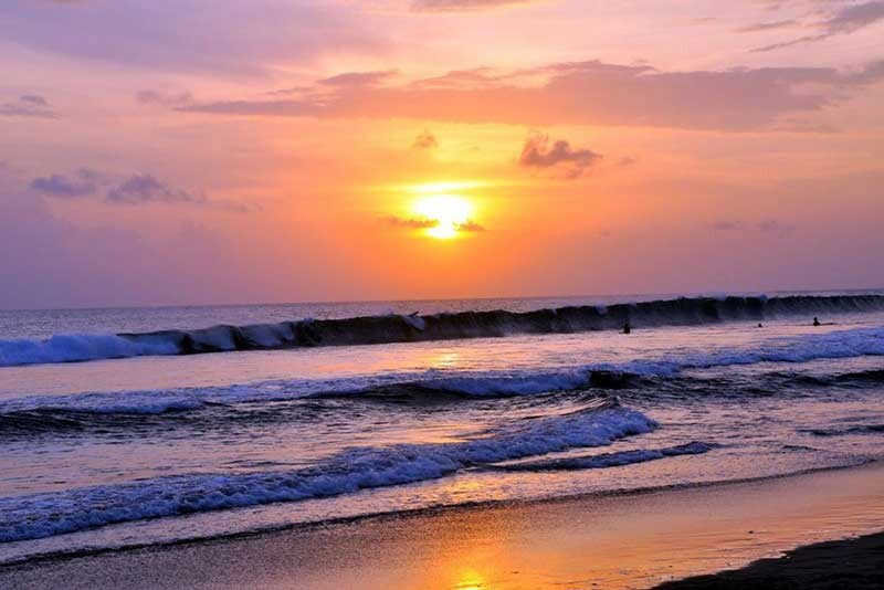 Theo kinh nghiệm du lịch Bali, bãi biển Kuta sẽ đẹp nhất vào lúc hoàng hôn 
