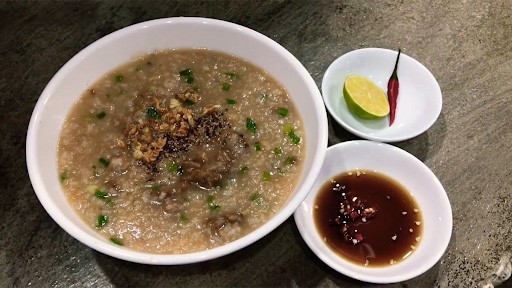 Món cháo nhum là một trong những đặc sản bạn nên thử lhi đến Cổng Tò Vò ở Lý Sơn 