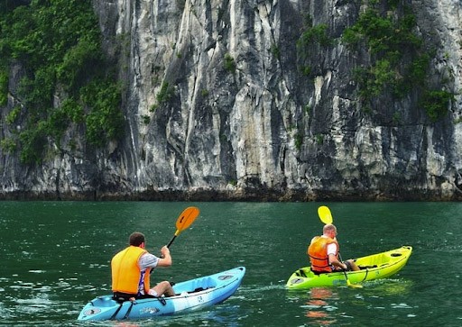 Chèo thuyền kayak đảo Ti Tốp Hạ Long