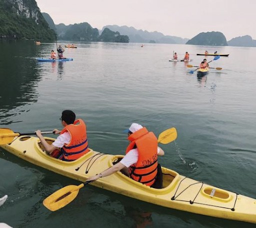 Chèo thuyền kayak ở Hạ Long