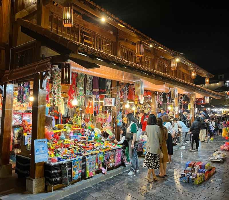 Khu ẩm thực trong chợ đêm Mộc Châu