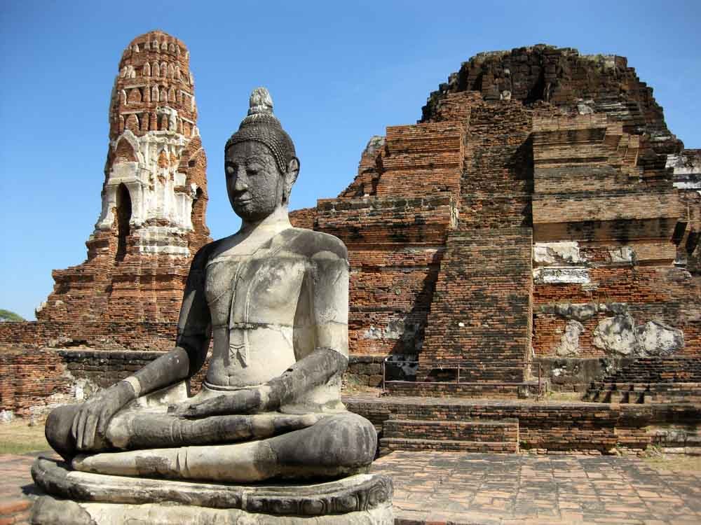 Bức tượng phật cổ tại ngôi chùa Wat Mahathat