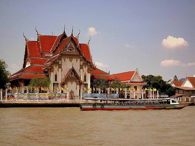 chùa treo chuông Wat Rakhang