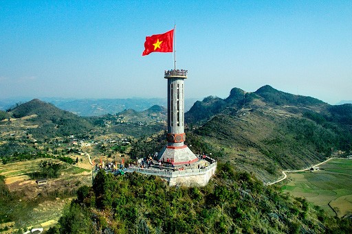 Du lịch Hà Giang tháng 10 - cột cờ Lũng Cú