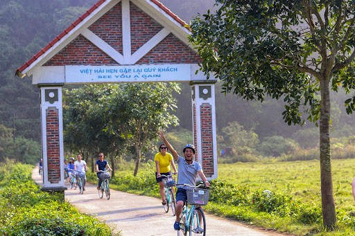 Đạp xe ở làng Việt Hải