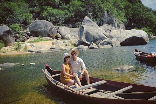 Đi thuyền tại khu du lịch Hầm Hô Quy Nhơn