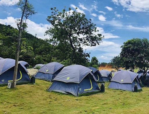 Cắm trại trong rừng nguyên sinh ở núi Bạch Mã
