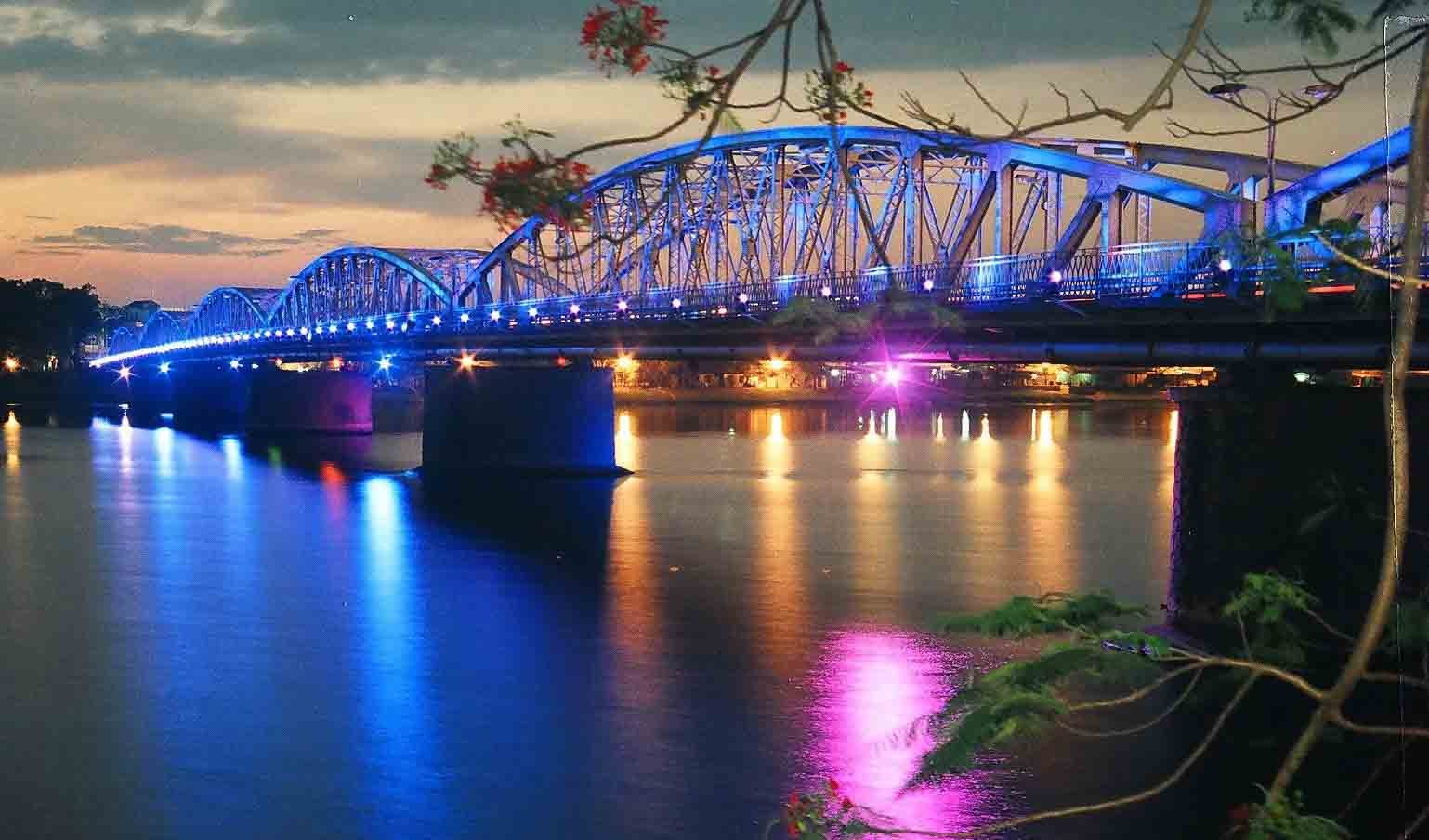 Hình ảnh cầu Tràng Tiền bắc qua sông Hương