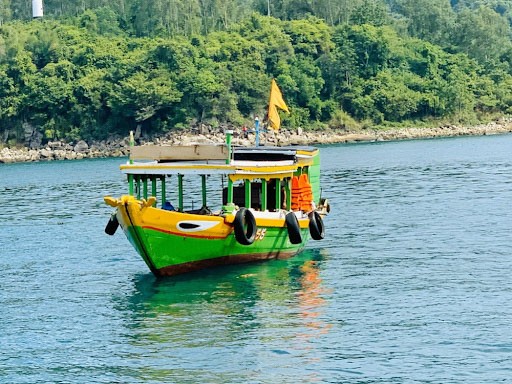 Di chuyển bằng tàu gỗ trên đảo Cù Lao Chàm