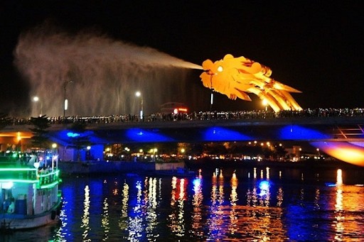 Cầu Rồng phun nước Đà Nẵng
