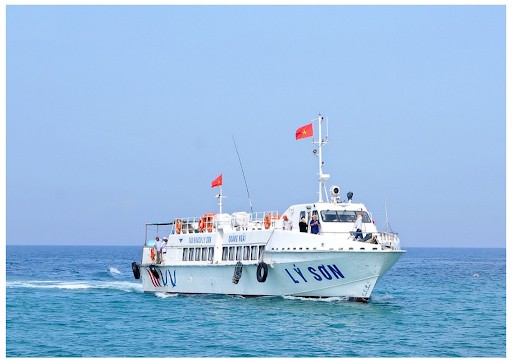 Cano chở khách từ cảng Sa Kỳ ra đảo Lý Sơn