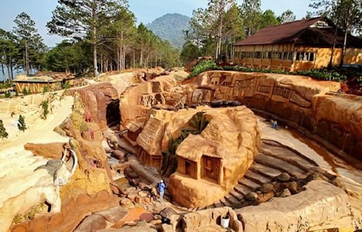 Tour du lịch Nha Trang Đà Lạt - đường hầm đất sét