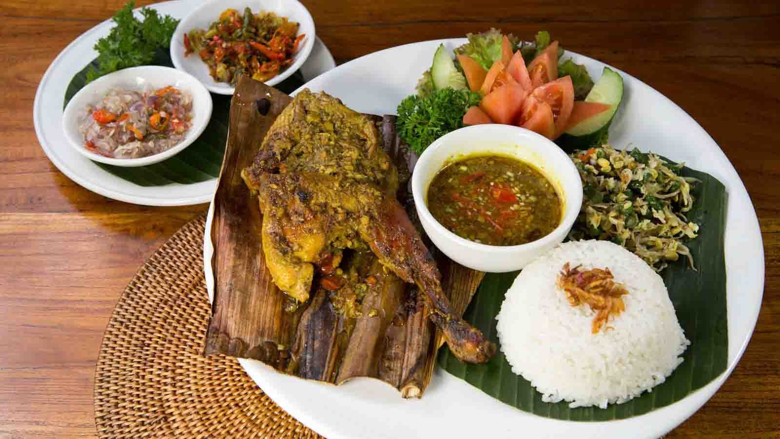 Theo kinh nghiệm du lịch Bali thì Gà Betutu chính là món ăn bạn nhất định phải thử khi đến đây