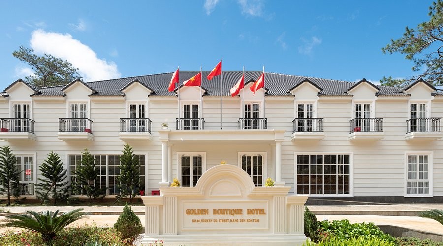 Golden Boutique Hotel gần các điểm tham quan: Thác Pa Sỹ (cách khoảng 3km), Rừng thông Măng Đen