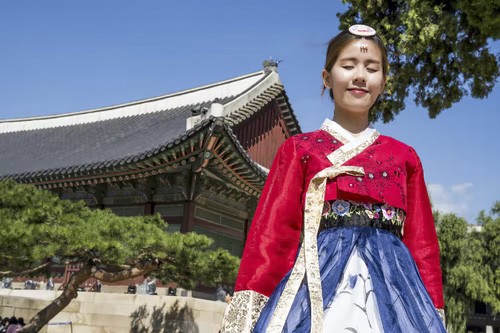 Nếu bạn chưa biết đi du lịch Hàn Quốc mua gì làm quà thì hãy mua Hanbok truyền thống của Hàn Quốc