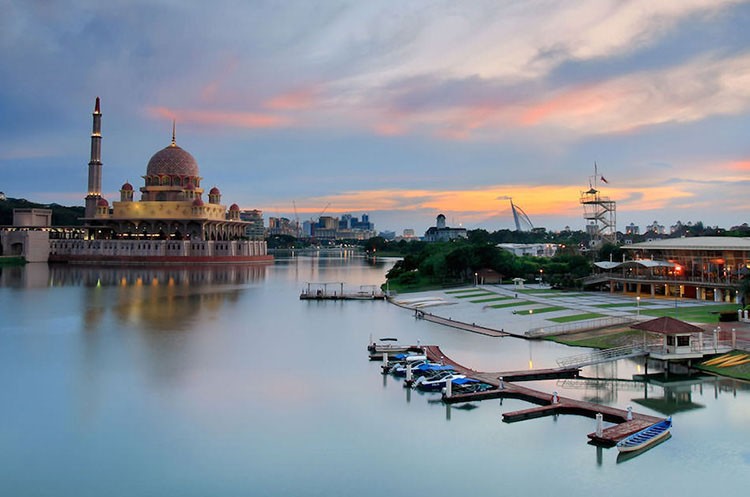Hồ nước nhân tạo Putrajaya trong lịch trình du lịch Singapore Malaysia 4 ngày 3 đêm