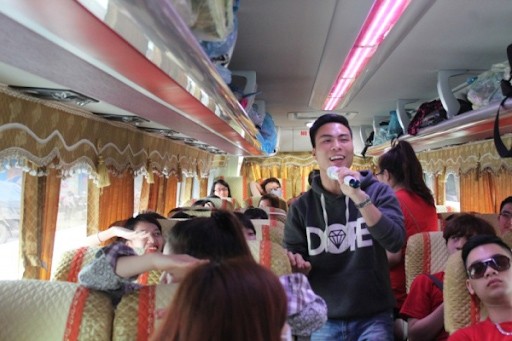 Tour du lịch Nha Trang Đà Lạt - hoạt náo trên xe