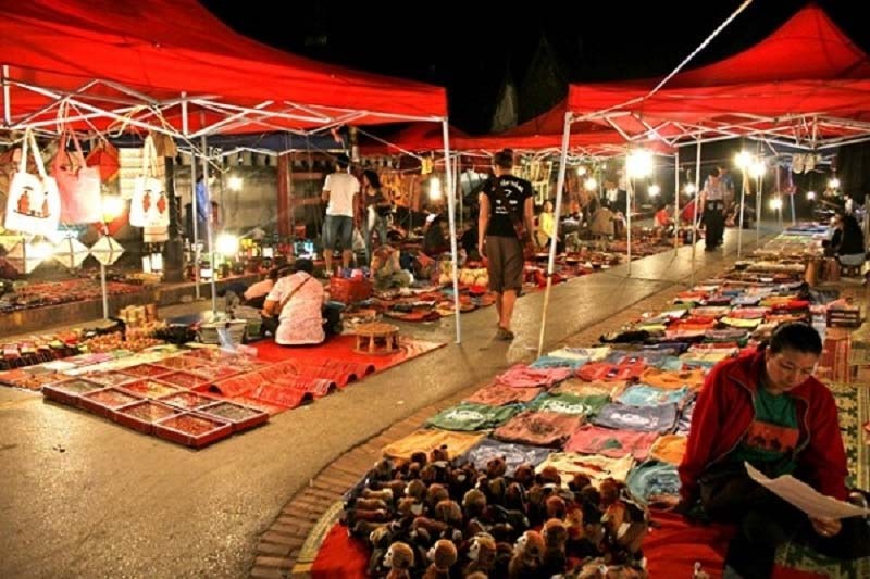 Khu thương mại trong chợ đêm Mộc Châu