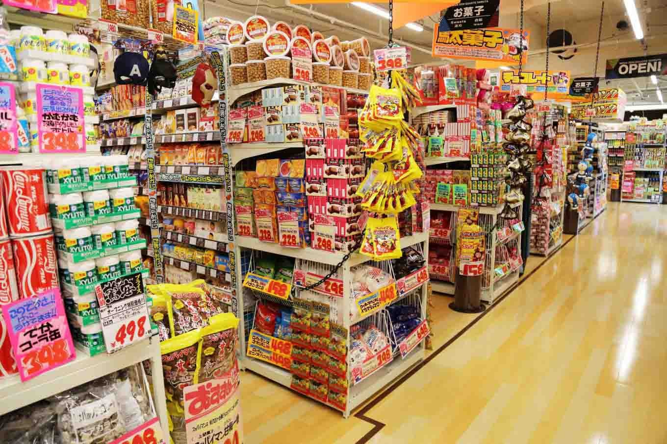 Rất nhiều loại bánh kẹo được bày bán trong các siêu thị ở Nhật Bản