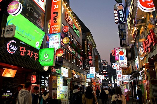 Đi du lịch Hàn Quốc cần bao nhiêu tiền - thăm quan Myeongdong