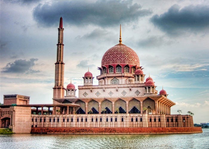 Thánh đường Hồi giáo Putra trong lịch trình tour du lịch Singapore Malaysia 4 ngày 3 đêm