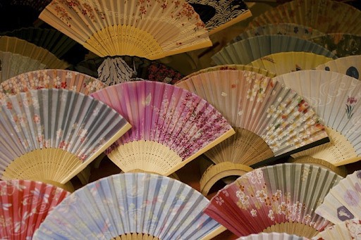 Du lịch Hàn Quốc mua quạt lụa làm quà
