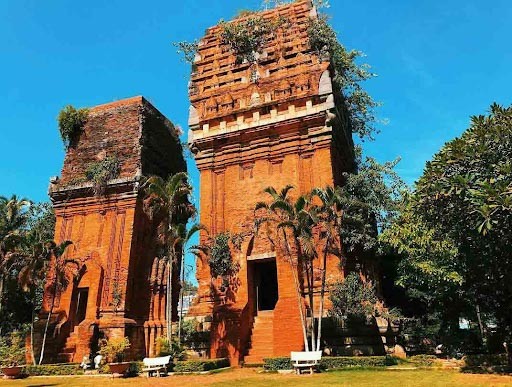 Tháp Đôi - địa điểm du lịch ở Quy Nhơn Bình Định không nên bỏ qua