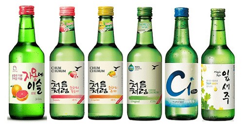 Chưa biết đi du lịch Hàn Quốc mua gì làm quà thì bạn có thể mua rượu truyền thống ở các siêu thị và cửa hàng tiện lợi