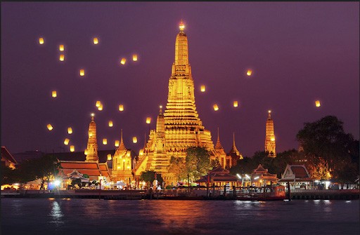 Thả đèn ở chùa Wat Arun ở Bangkok Thái Lan