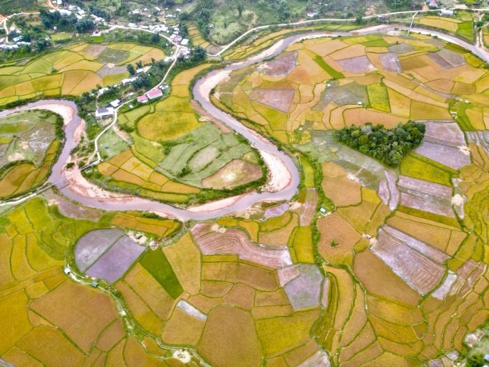 Điểm nhấn ở đây chính là dòng Nước Long uốn lượn. Ảnh: Y Bé Homestay