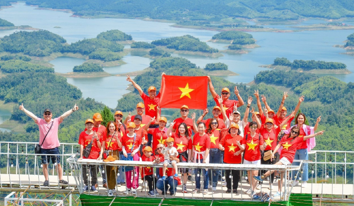 Khu du lịch Tà Đùng - địa điểm săn view cực hot tại Đắk Nông Khách check in tại Khu du lịch Tà Đùng