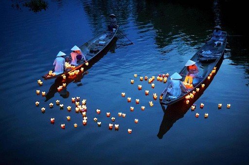 Chèo thuyền và thả đèn trên sông hoài