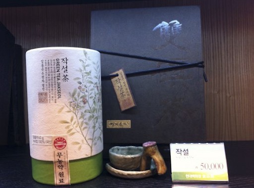 Trà xanh hữu cơ Jakseol là lựa chọn hợp lý nếu bạn chưa biết đi du lịch Hàn Quốc mua gì làm quà
