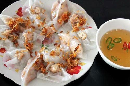 Bánh bao - bánh vạc là hai loại bánh có nguyên liệu cách làm gần giống nhau và thường ăn chung trên một đĩa bánh.