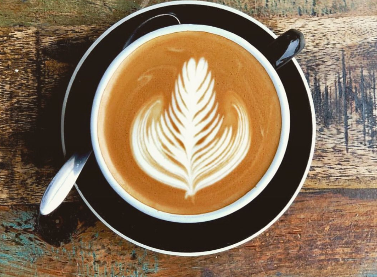 Flat White – Biểu tượng văn hóa cà phê Melbourne Úc Ly flat white chuẩn vị cà phê Úc với lớp latte art tinh tế tại Melbourne