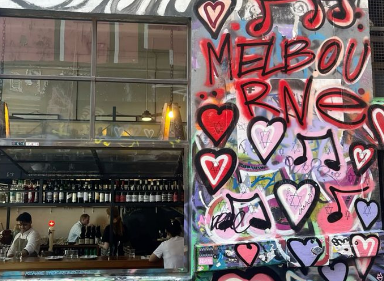 Hosier Lane – Con hẻm cà phê và nghệ thuật nổi tiếng tại Úc Hosier Lane Melbourne với quán cà phê Úc phong cách laneaway giữa street art