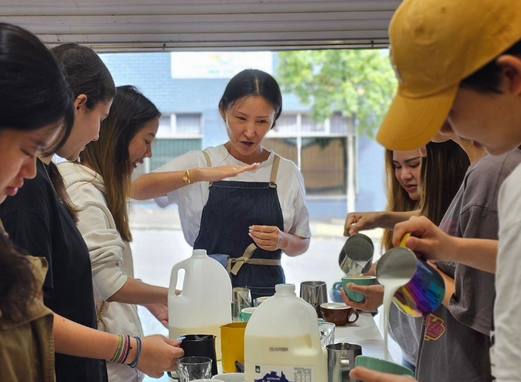 Barista Melbourne pha cà phê thủ công chuẩn phong cách Úc Barista Úc pha espresso trong quán cà phê ngách tại Melbourne năm 2026