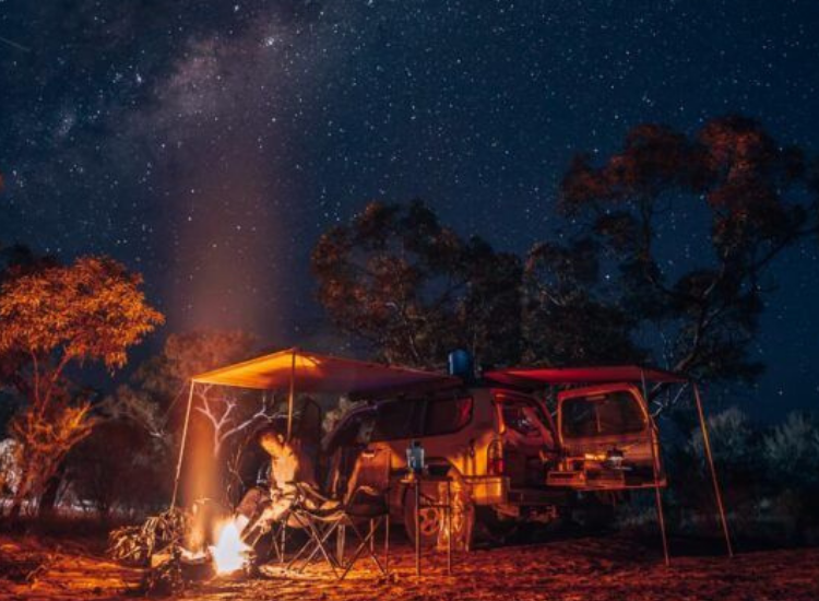 Đêm lửa trại giữa sa mạc đỏ Outback Du khách quây quần bên lửa trại khi cắm trại tại Outback Úc