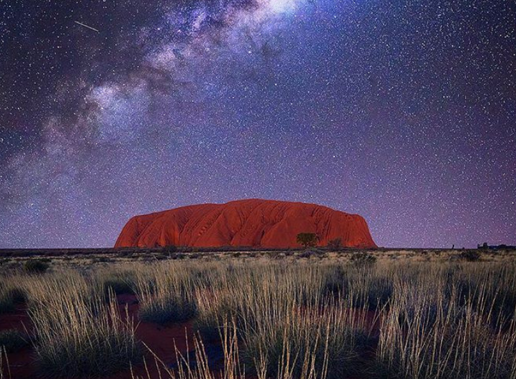 Uluru huyền bí dưới bầu trời sao nước Úc Tảng đá Uluru tại Outback Úc rực rỡ dưới bầu trời sao ban đêm