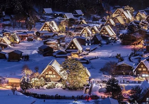 Shirakawago, Gifu Shirakawago là một ngôi làng cổ được công nhận di sản thế giới. Dù mỗi mùa có vẻ đẹp riêng, mùa đông tuyết trắng vẫn là thời điểm lý tưởng nhất để du khách tới đây chiêm ngưỡng. Đặc biệt hơn là vào buổi tối ngôi làng bừng sáng lung linh. Shirakawago thực sự là điểm đến thiên đường của dân nhiếp ảnh. Ảnh: japanbook. Shirakawago, Gifu Shirakawago là một ngôi làng cổ được công nhận di sản thế giới. Dù mỗi mùa có vẻ đẹp riêng, mùa đông tuyết trắng vẫn là thời điểm lý tưởng nhất để du khách tới đây chiêm ngưỡng. Đặc biệt hơn là vào buổi tối ngôi làng bừng sáng lung linh. Shirakawago thực sự là điểm đến thiên đường của dân nhiếp ảnh. Ảnh: japanbook.
