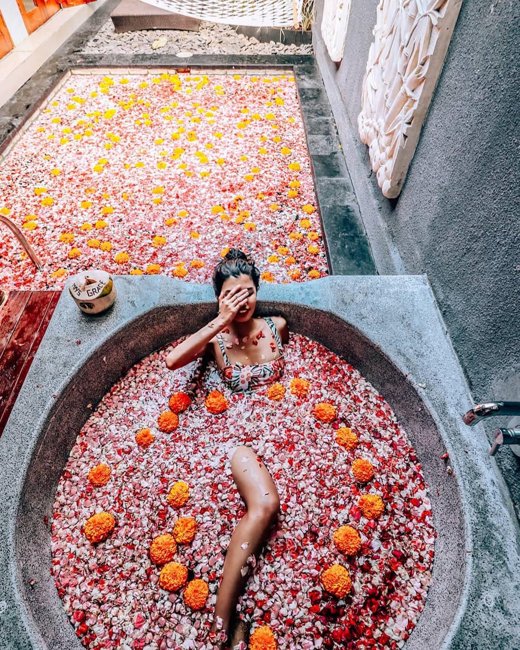 Thư giãn trong bồn tắm đầy hoa ở đảo du lịch Bali