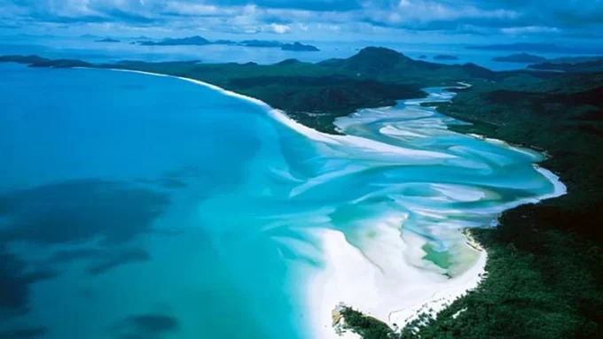 Whitehaven: Nơi cát mềm nhất Trải dài 7 km dọc theo đảo Whitehaven ở vùng Great Barrier, bãi biển này gồm 98% cát silica tinh khiết, loại cát trắng và mềm mại. Điều đặc biệt nữa là cát ở đây không hề nóng, dù khí hậu Queensland khắc nghiệt. Du khách có thể đến đây bằng thuyền, dành cả ngày đi bộ trên cát mềm, hoặc lặn trong làn nước biển xanh như ngọc, ngồi thư giãn và nhấm nháp rượu sâm banh dưới hàng phi lao. Ảnh: CNN. Whitehaven: Nơi cát mềm nhất Trải dài 7 km dọc theo đảo Whitehaven ở vùng Great Barrier, bãi biển này gồm 98% cát silica tinh khiết, loại cát trắng và mềm mại. Điều đặc biệt nữa là cát ở đây không hề nóng, dù khí hậu Queensland khắc nghiệt. Du khách có thể đến đây bằng thuyền, dành cả ngày đi bộ trên cát mềm, hoặc lặn trong làn nước biển xanh như ngọc, ngồi thư giãn và nhấm nháp rượu sâm banh dưới hàng phi lao. Ảnh: CNN.