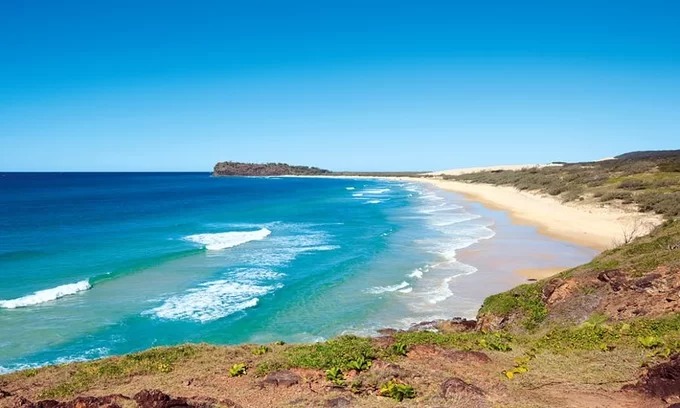 75 Dặm: Nơi không dành để bơi Bãi biển trên đảo Fraser của Queensland có phong cảnh đẹp, nhưng không thực sự thích hợp cho việc tắm nắng và bơi lội. Fraser là hòn đảo cát lớn nhất thế giới và là nơi duy nhất có rừng mưa nhiệt đới mọc lên từ cát. Bãi biển có góc check-in ấn tượng: Xác tàu đắm Maheno. Nếu du khách muốn tắm biển, hãy dừng chân ở Champagne Pools - loạt bãi cạn, để tránh gặp phải cá đuối biển hay cá mập hổ ở ngoài đại dương. Ảnh: Fraserfree. 75 Dặm: Nơi không dành để bơi Bãi biển trên đảo Fraser của Queensland có phong cảnh đẹp, nhưng không thực sự thích hợp cho việc tắm nắng và bơi lội. Fraser là hòn đảo cát lớn nhất thế giới và là nơi duy nhất có rừng mưa nhiệt đới mọc lên từ cát. Bãi biển có góc check-in ấn tượng: Xác tàu đắm Maheno. Nếu du khách muốn tắm biển, hãy dừng chân ở Champagne Pools - loạt bãi cạn, để tránh gặp phải cá đuối biển hay cá mập hổ ở ngoài đại dương. Ảnh: Fraserfree.